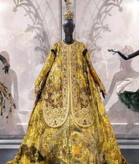 Image of elaborate robe from Guo Pei: Couture Fantasy