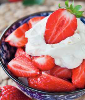 Image of Straus Heavy Whipping Cream and strawberries